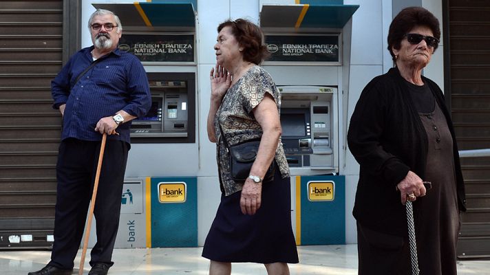 Informativo 24h - Los griegos solo pueden retirar 60 euros diarios
