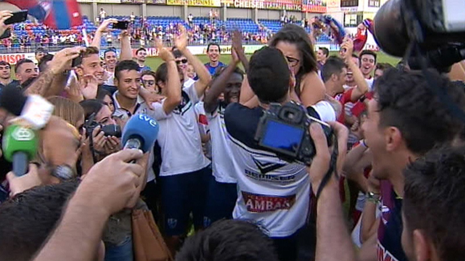 Euforia colectiva en Huesca porque el equipo ha ascendido a Segunda División. En medio de la fiesta, un jugador del Huesca, Jose Manuel Rojas, le pidió matrimonio a su novia.