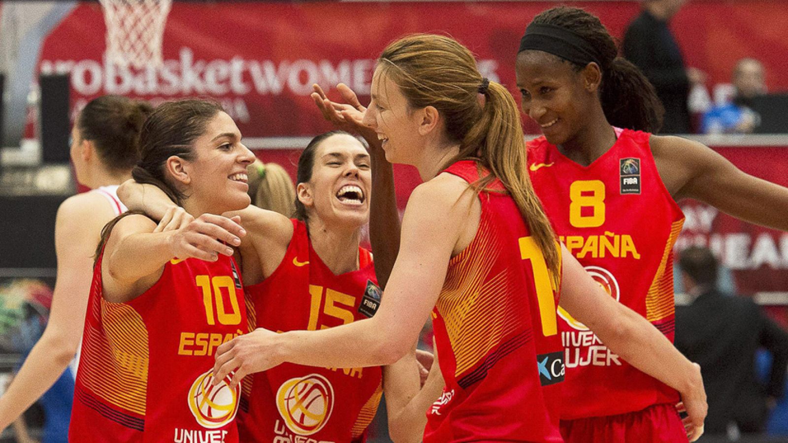 Las chicas del baloncesto siguen festejando su bronce europeo | Ver