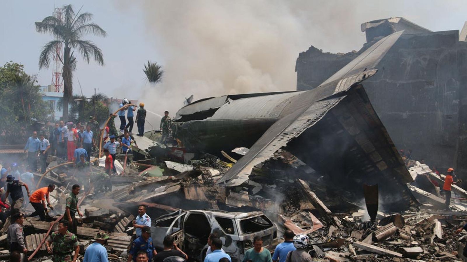 Decenas de muertos al estrellarse un avión del Ejército de Indonesia