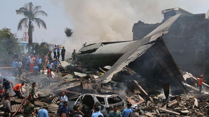 Informativo 24h - Se estrella un avión militar en una zona urbana de Indonesia