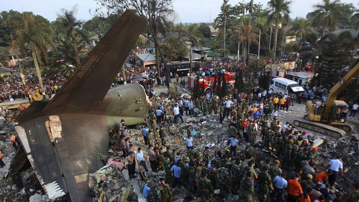 Telediario 1 - Decenas de muertos al estrellarse un avión del Ejército de Indonesia en una zona residencial de Sumatra
