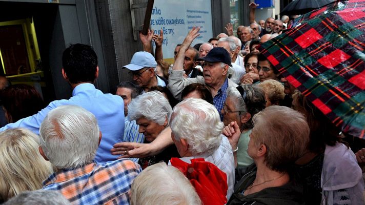 Telediario 1 - Miles de jubilados acuden a los bancos de Grecia para cobrar parte de sus pensiones