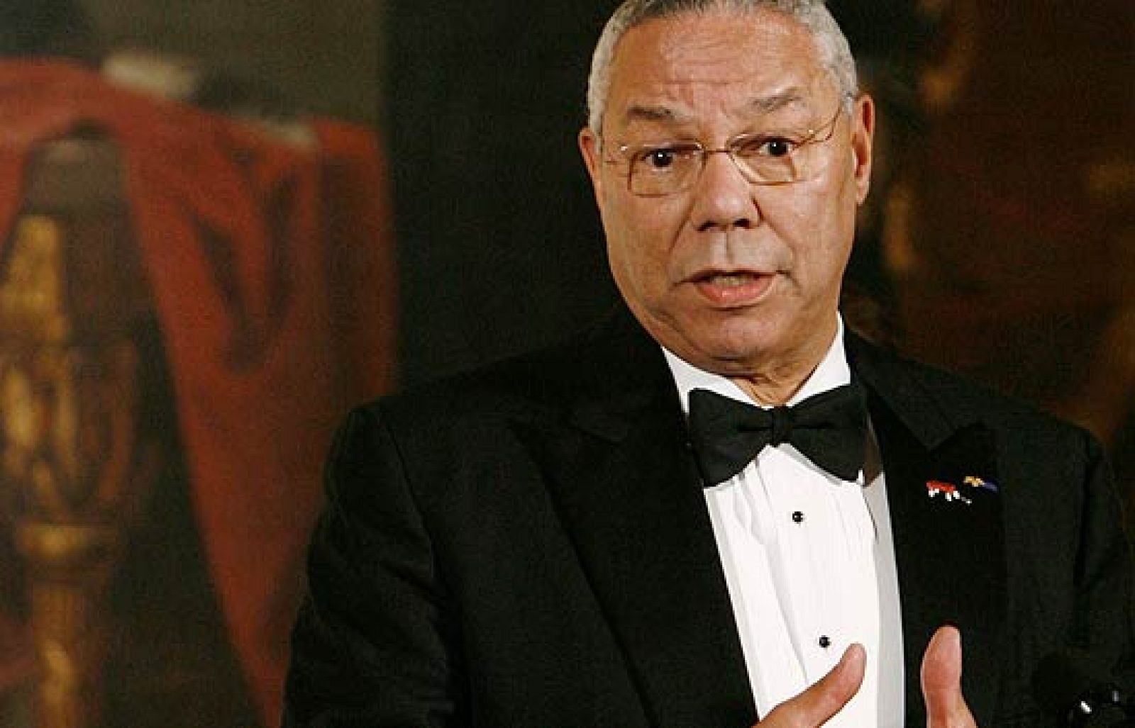 Colin Powell ofrece su apoyo a Obama