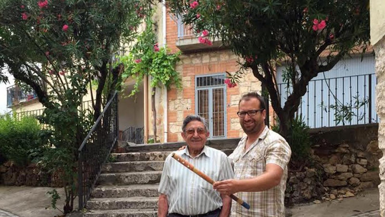Haciendo percusión con cañas del campo