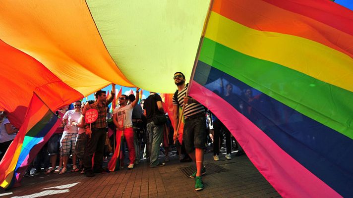 Amigas y conocidas - " Leyes por la igualdad real, ya"