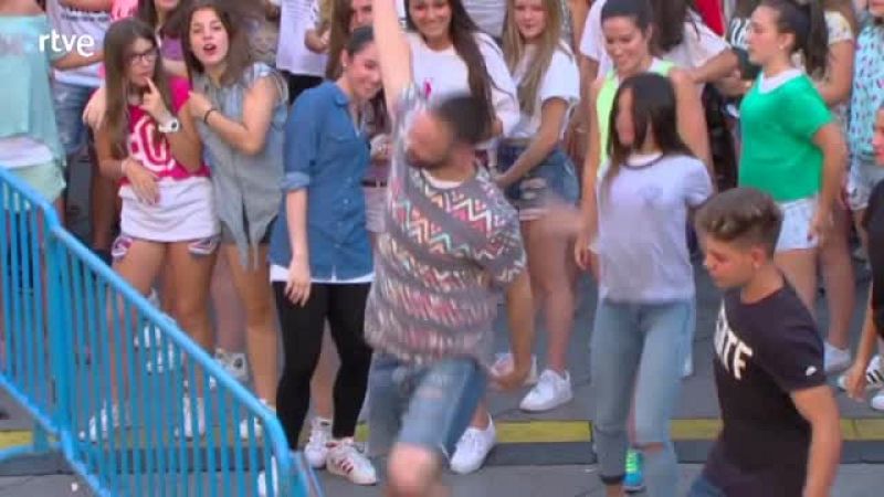 Miryam Benedited y Giuseppe di Bella dirigen el flashmob de 'Solo Química' en Madrid - Ver ahora