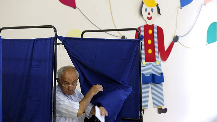 Telediario 1 - Los griegos deciden su futuro en la Eurozona