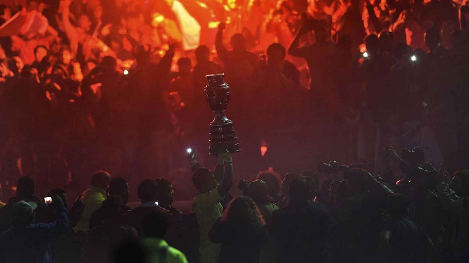 La alegría de los chilenos contrasta con la tristeza argentina | Ver