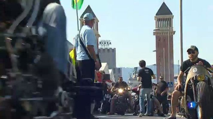 L'Informatiu - La desfilada de banderes 2015 de la "Barcelona Harley Days"