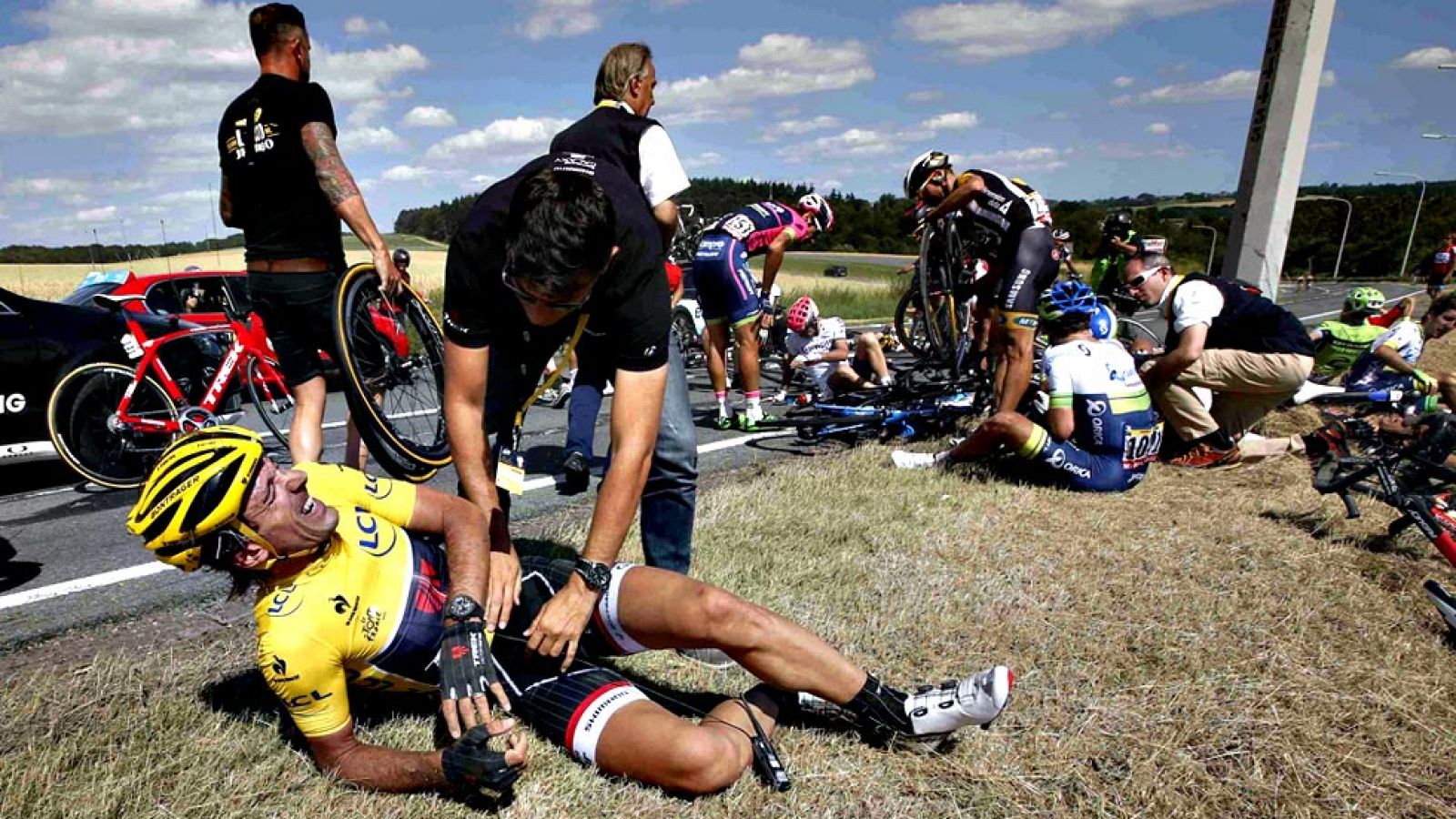 Una caída en el pelotón a 53 kilómetros de la meta ha puesto los pelos de punta a todos. Muchos ciclistas se han visto involucrados, entre ellos el líder Cancellara o Rui Costa. Abandonan Will Bonet (FDJ), Tom Dumoulin (Giant) y Simon Gerrans (Orica)