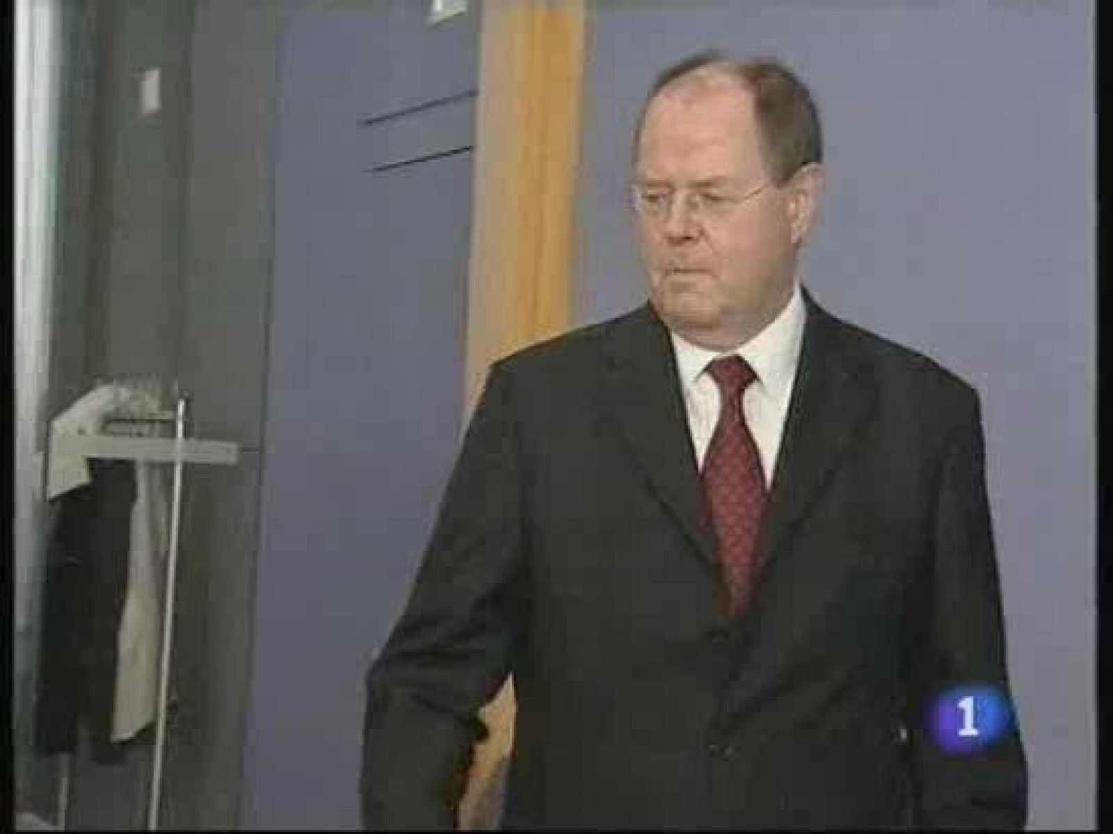 Límite al sueldo de los directivos de bancos en Alemania y dimisiones en Francia | Ver