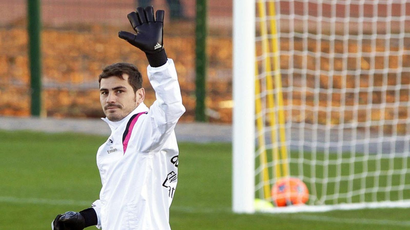 La marcha de Casillas al Oporto ocupa todos los titulares de la prensa deportiva | Ver