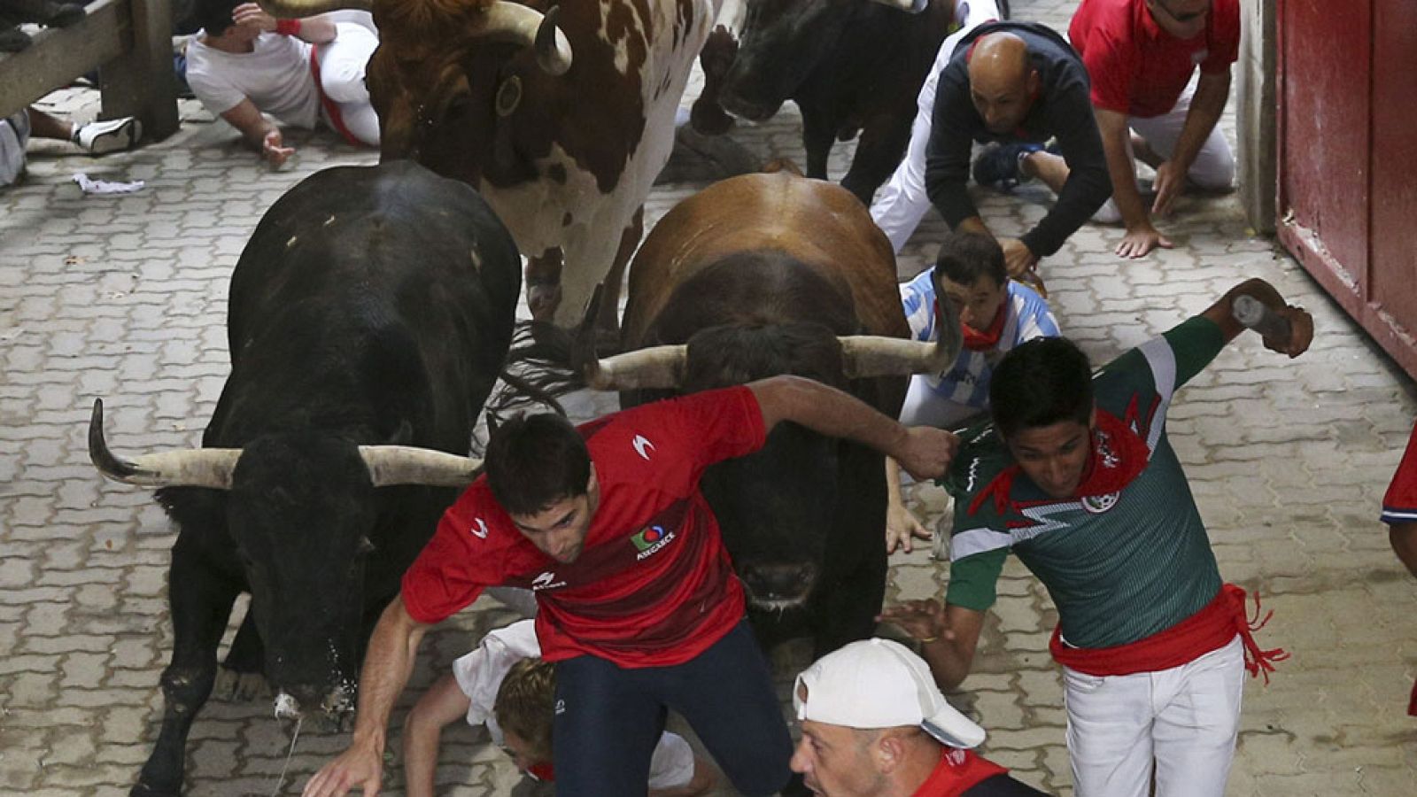 Algunos mozos caen en el callejón en el segundo encierro de San Fermín 2015