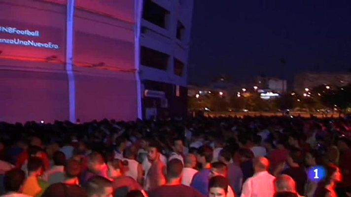 Telediario 1 - Luces de neón en el Pizjuán para las nuevas camisetas del Sevilla