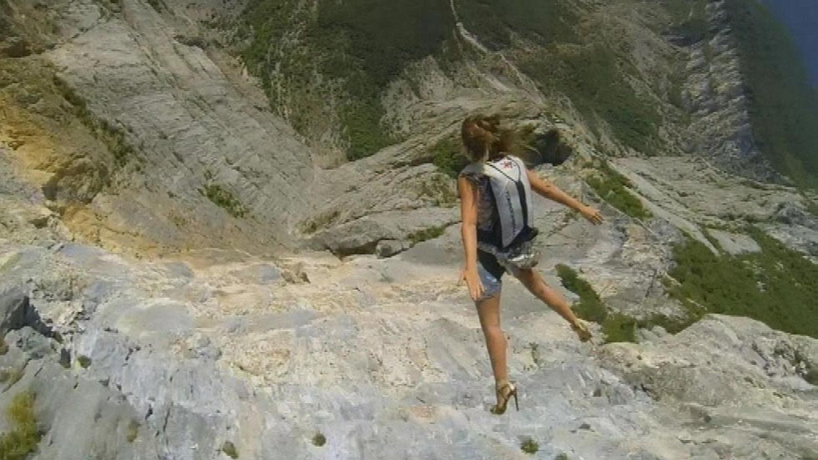 Le llaman la mujer pájaro. Su último reto, enfundarse en un traje de luces led y lanzarse al vacío en la noche panameña. La modelo italiana vuela de noche y de día, y casi con más merito. Metros de mérito y centímetros de taconazo, la alta costura ta