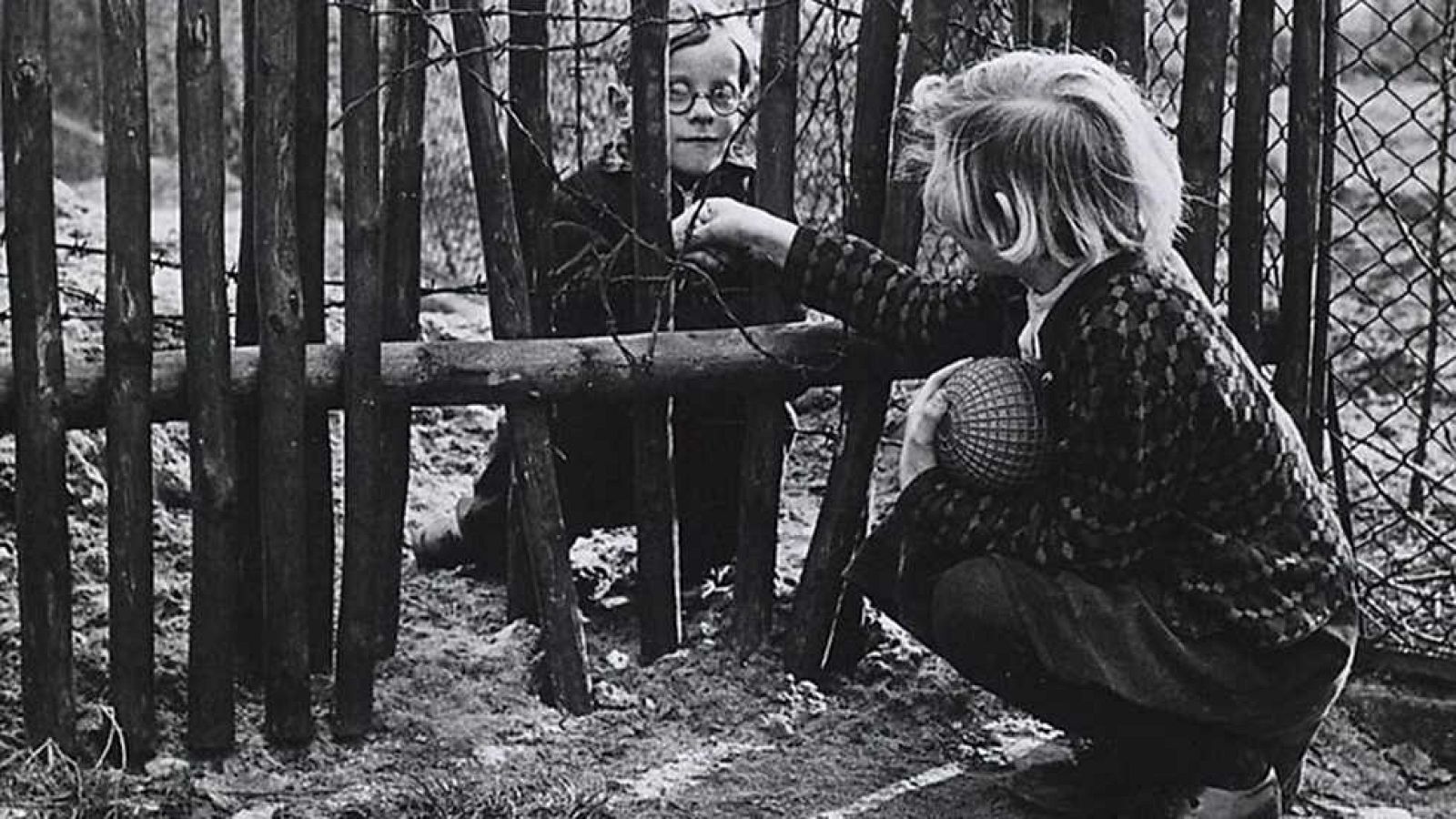 Documenta2 - Amor, odio y propaganda: La Guerra Fría. Grietas en el muro - Ver ahora