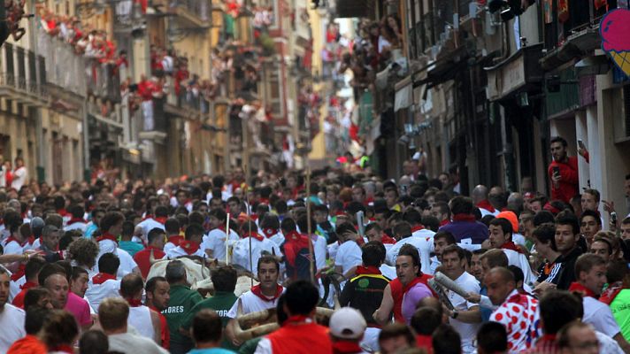 San Fermín - Un toro se adelanta al final del tercer encierro