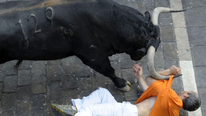 San Fermín - Un toro se adelanta en el tercer encierro