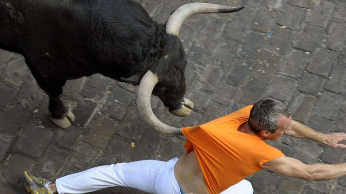 Telediario 1 - Un toro adelantado siembra el peligro en el tercer encierro de San Fermín 2015