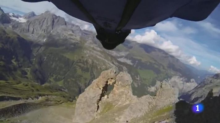 Telediario 1 - Un hombre "pájaro" atraviesa un minúsculo hueco