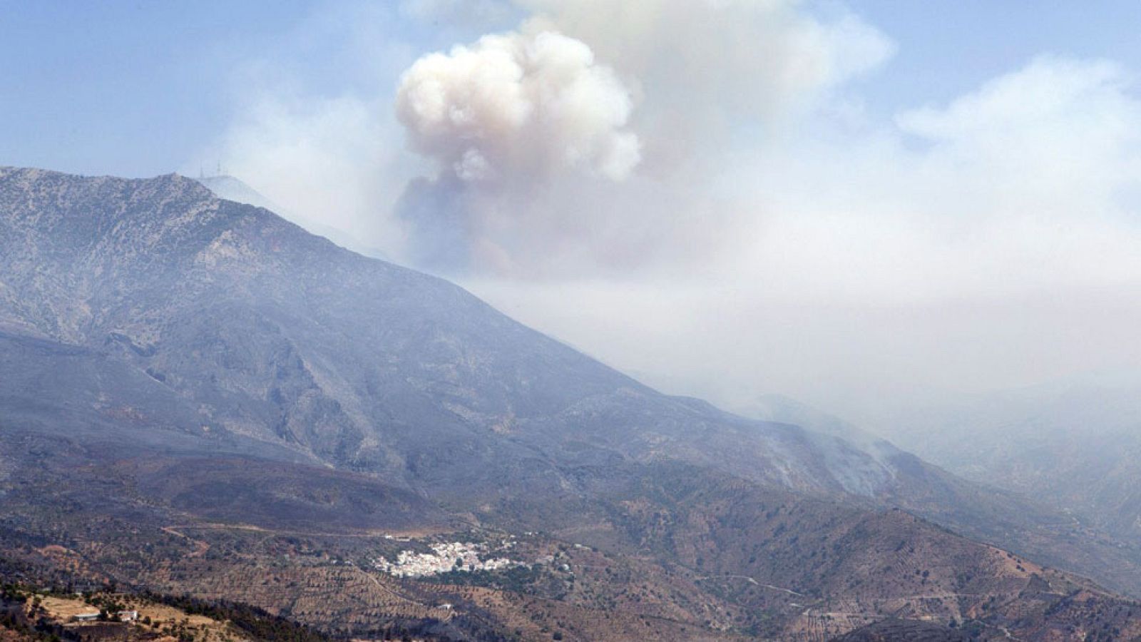 Cerca de 600 vecinos evacuados por el incendio de Granada vuelven a sus casas - Informativo 24h | Ver