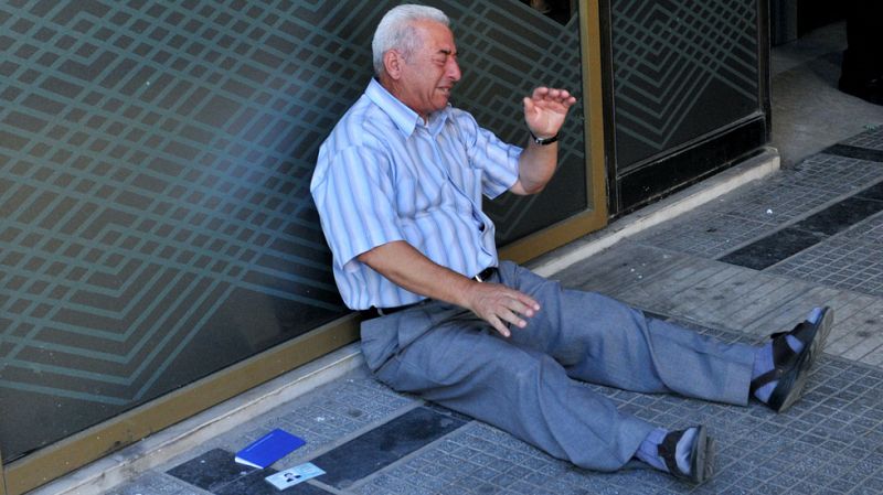 El 'corralito' complica la vida de los griegos