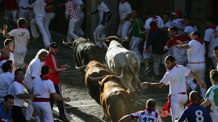 San Fermín - La manada llega disgregada en el cuarto encierro de 2015