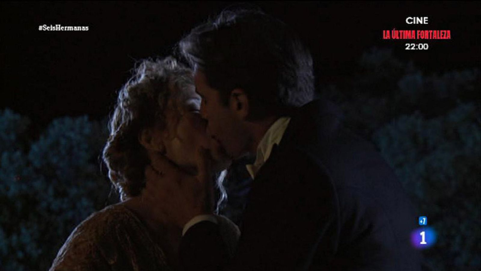 'Seis Hermanas'- Diana y Salvador se besan bajo los fuegos artificiales