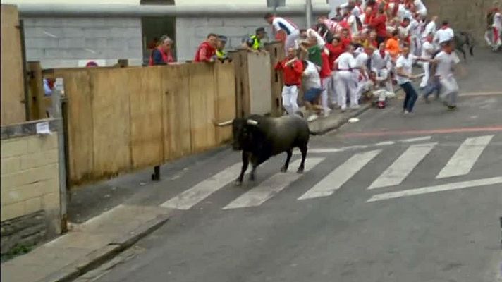 San Fermín - Un toro vuelve solo a los corrales de Santo Domingo