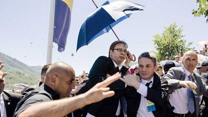 Telediario 1 - Decenas de personas lanzan piedras al primer ministro serbio