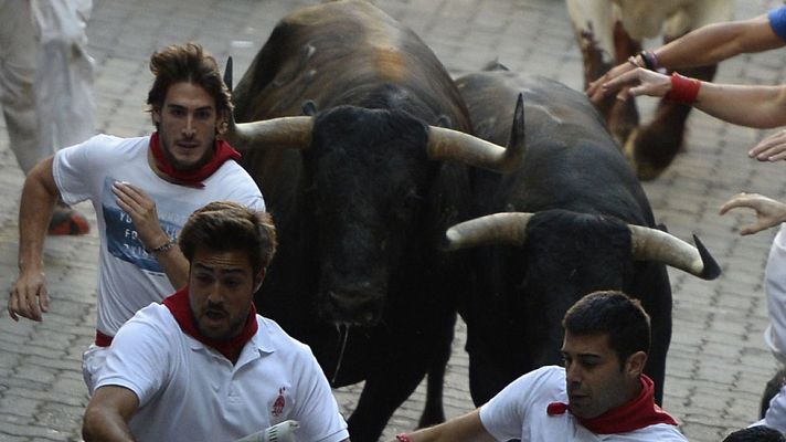 San Fermín - Los toros salen en el sexto encierro de San Fermín 2015