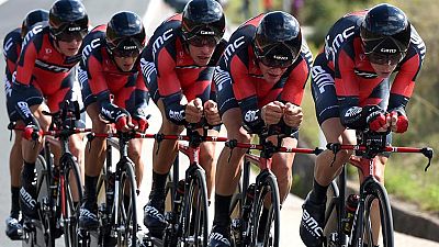 El BMC gana la crono por equipos, Froome conserva el liderato