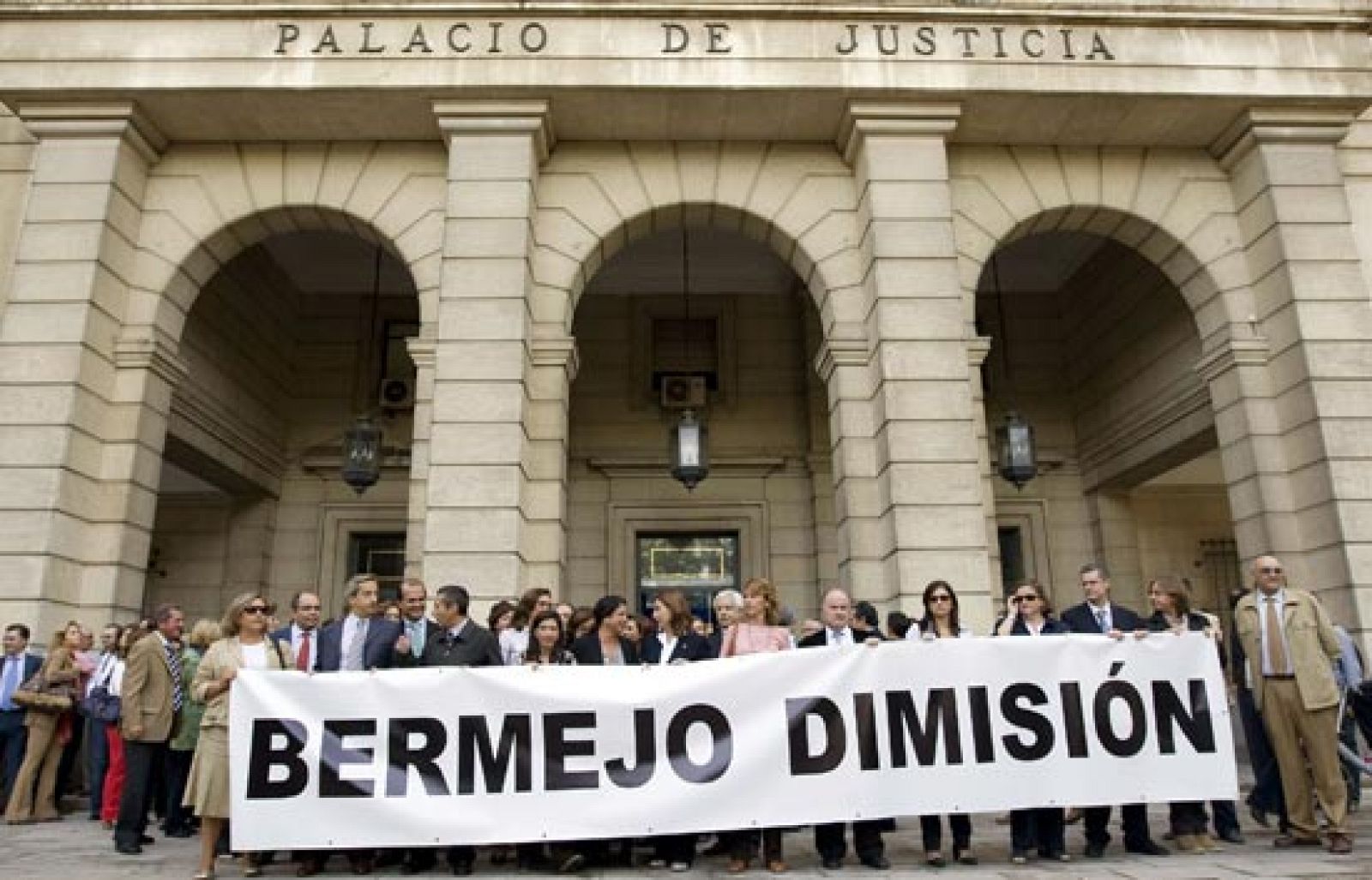 Las asociaciones de secretarios judiciales han cifrado en un 90% el seguimiento en toda España del paro de tres horas convocado para hoy en protesta por la sanción impuesta a su compañera de Sevilla Juana Gálvez a raíz del "caso Mari Luz" (21/10/08).