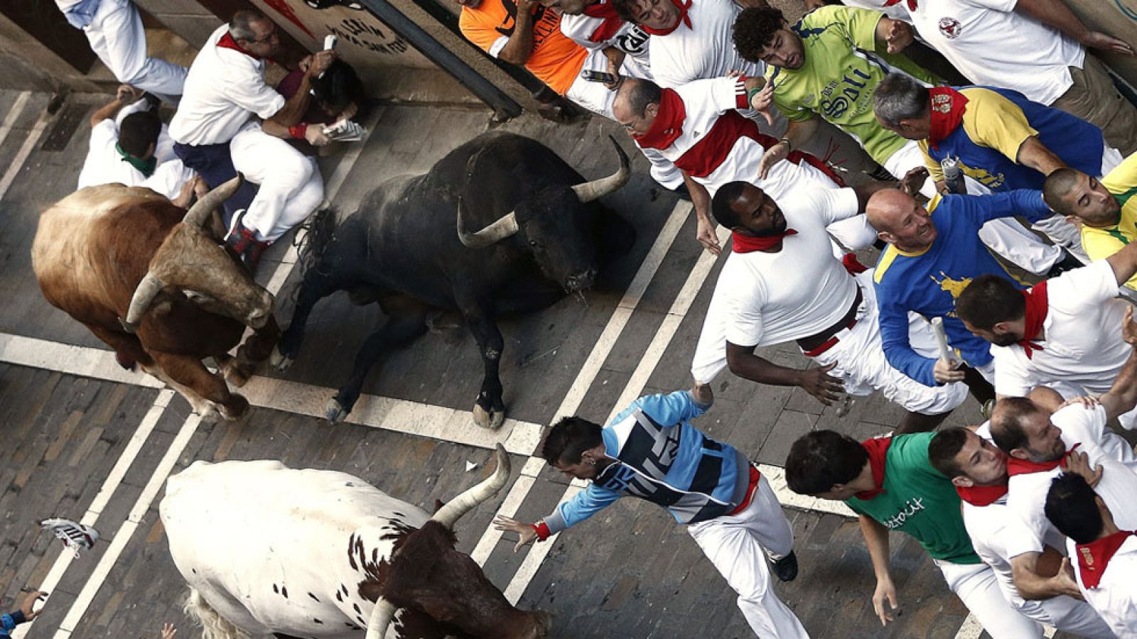 Los toros llegan veloces a Mercaderes y crean peligro en el séptimo encierro de San Fermín 2015