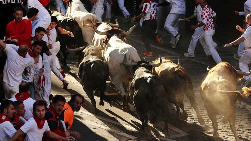 Sanfermines 2015: Dos corredores heridos por asta de toro en el s�ptimo encierro