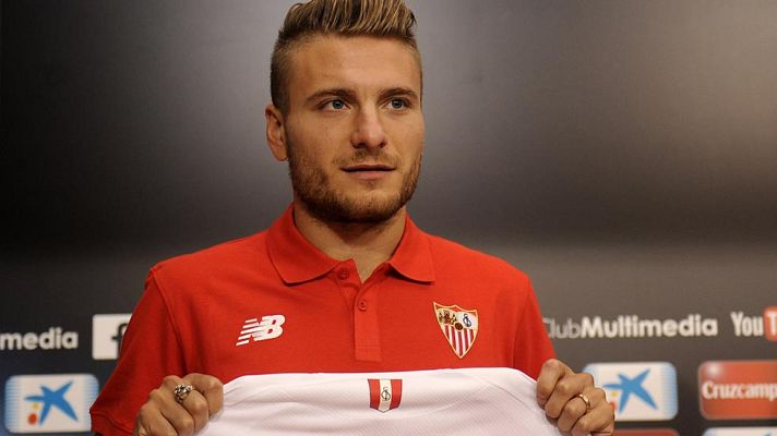 Telediario 1 - Ciro Immobile ya posa con la camiseta del Sevilla