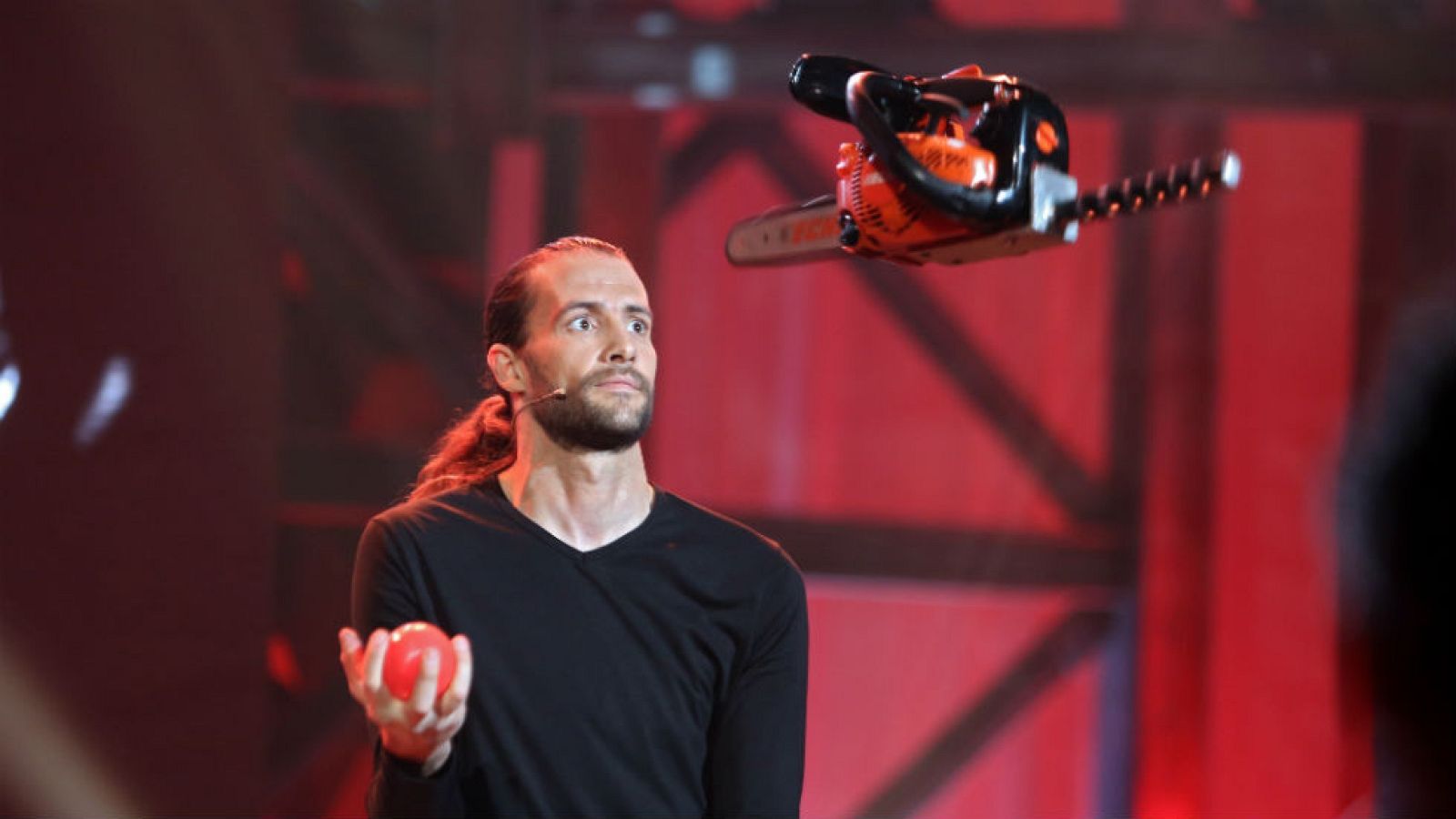 Javier Maper, malabares con una motosierra