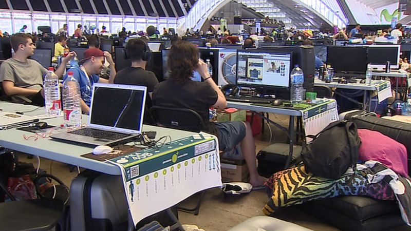 2000 internautas disfrutan de 30gb de banda ancha para descargar y jugar online en la 'Lan Party 2015'