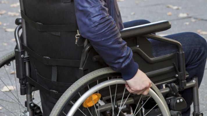 Telediario 1 - Un estudiante discapacitado pide una rampa a Renfe para poder ir en tren a la universidad