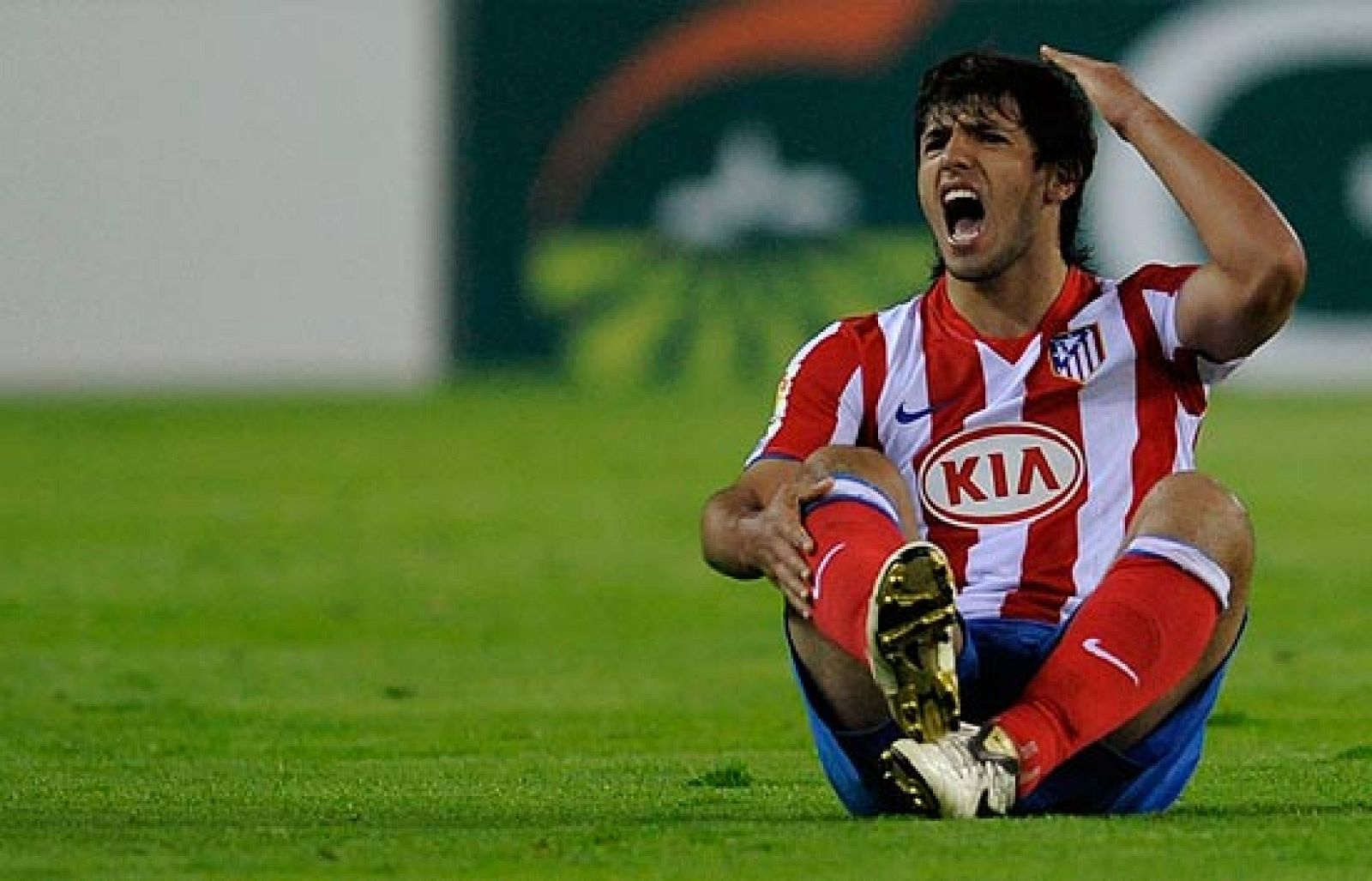 El Atlético recibe a un Liverpool sin Torres que tendrá que esperar al partido de Anfield para reencontrarse con su ex equipo. Aguirre introducirá novedades en el banquillo, incluirá a dos canterano y a Sinama Pongolle en la delantera por Agüero al q