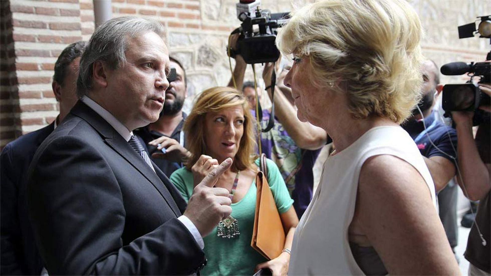 Esperanza Aguirre reprocha a Antonio Miguel Carmona el apoyo a la web Versión Original