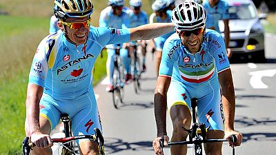 En tan solo un a�o se ha pasado de la fiesta a los enfados en el equipo kazajo Astana. Nibali, vencedor del Tour 2014, aspira a meterse como mucho entre los cinco primeros del Tour 2015 y su jefe, Vinokourov, podr�a mandarle a la Vuelta. All� seguro