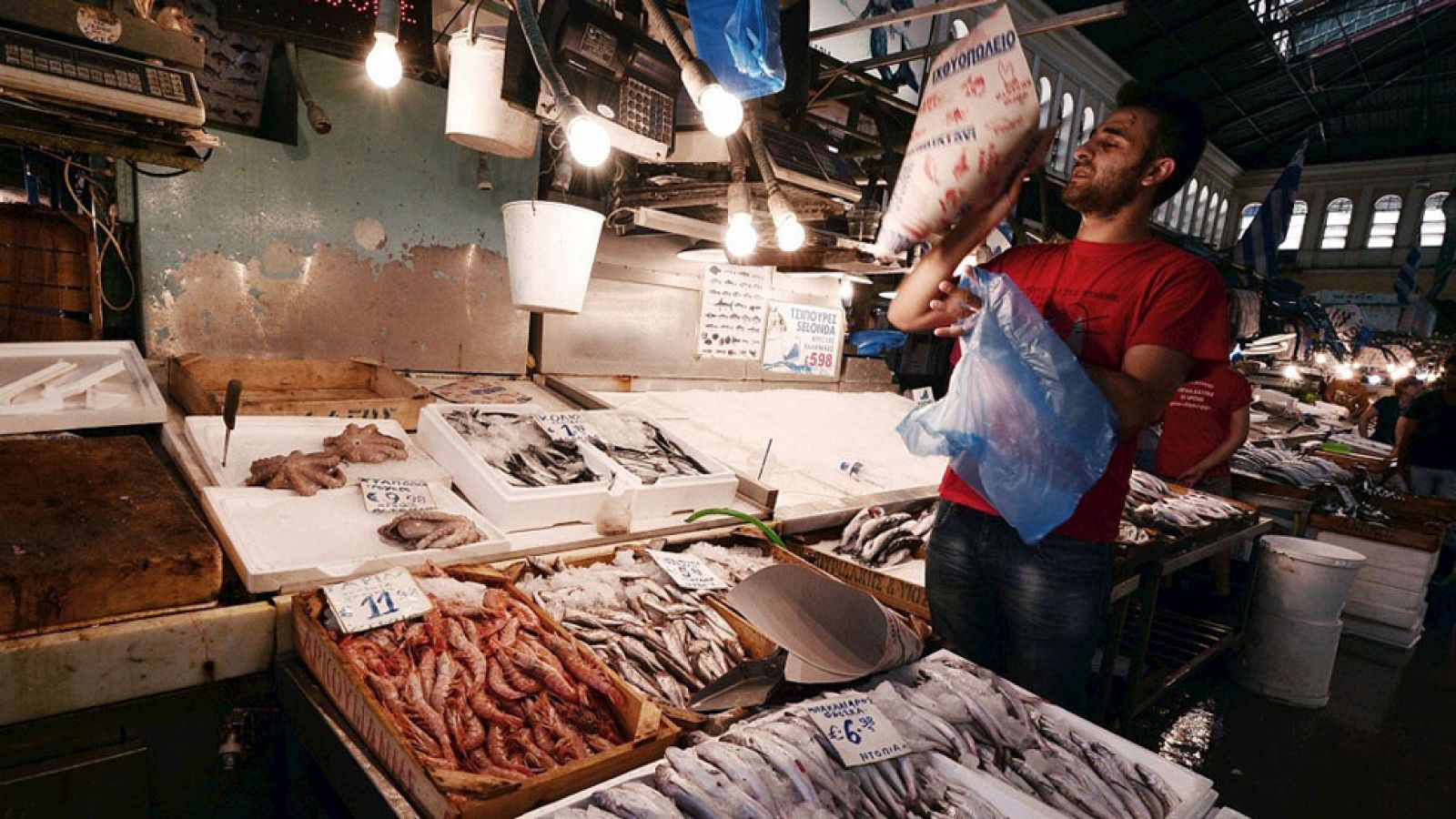 Llenar la cesta de la compra en Grecia cuesta a partir de hoy un 10% más