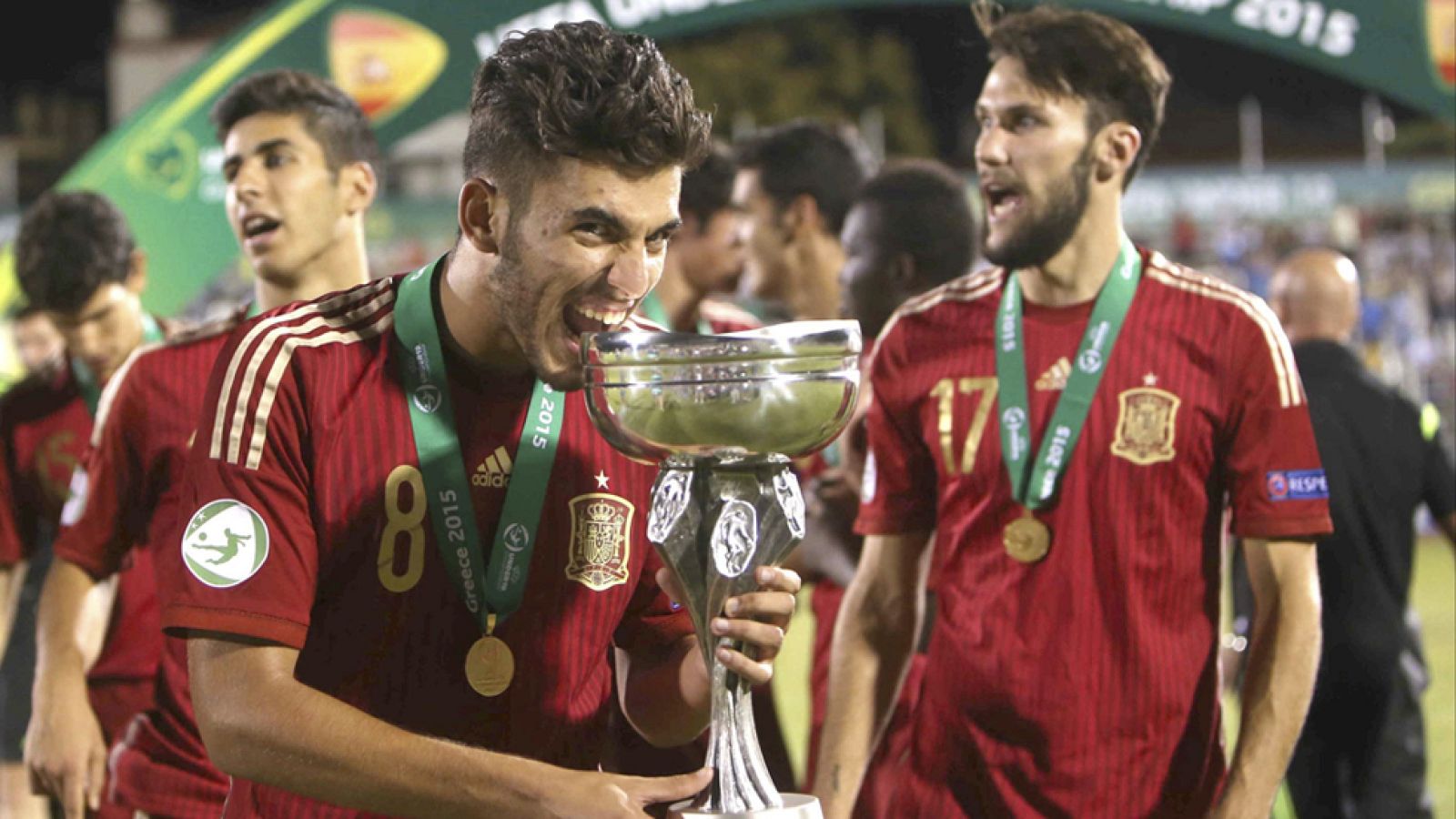 Los jugadores de la selección española sub-19 celebran el título europeo