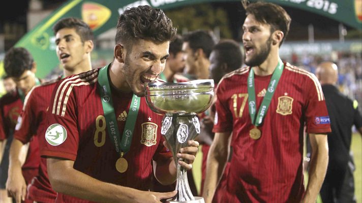 Telediario 1 - Los jugadores de la selección española sub-19 celebran el título europeo