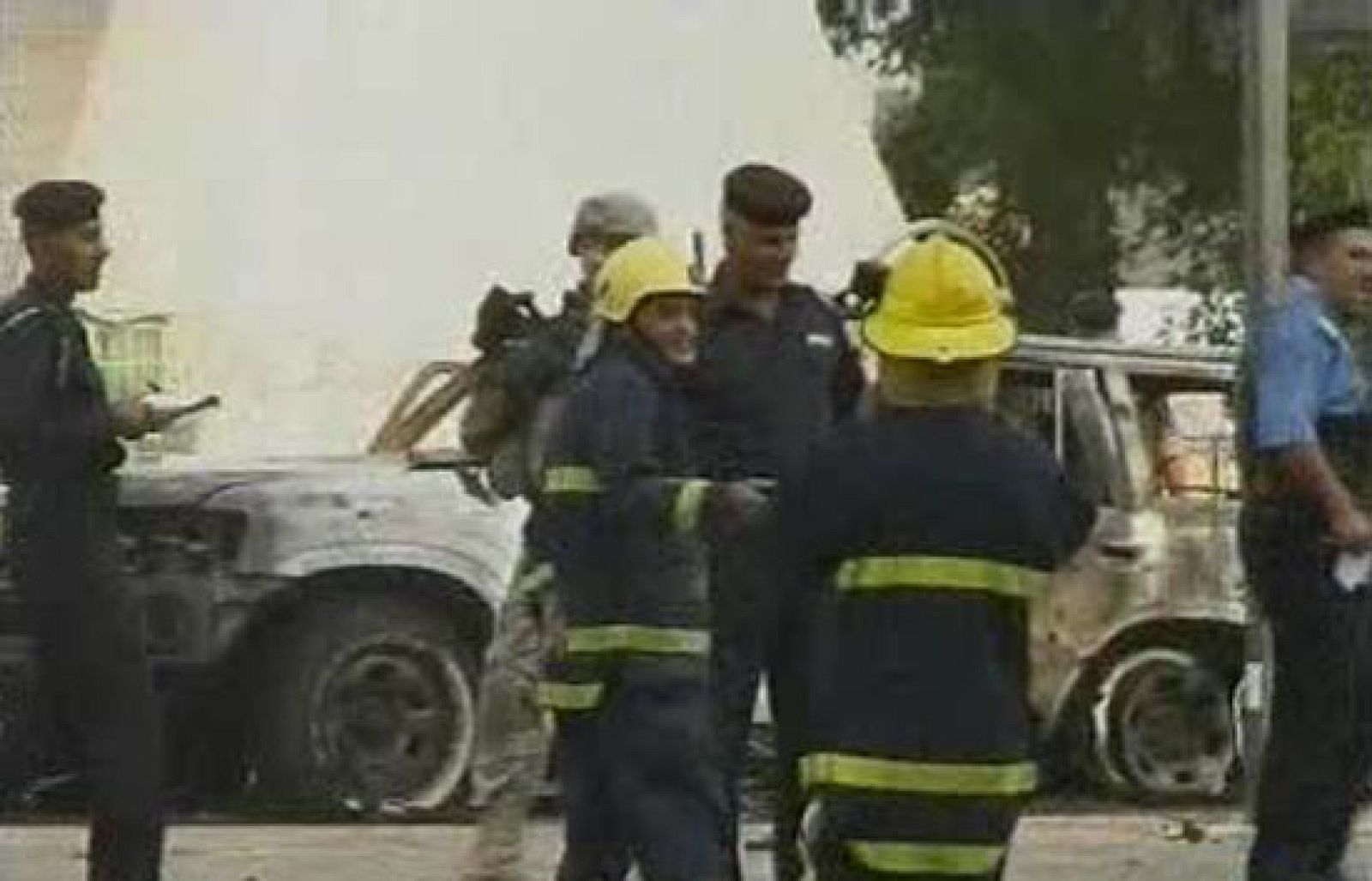 En Irak, un terrorista suicida ha embestido con un coche bomba la caravana de vehículos del Ministro de Trabajo | Ver