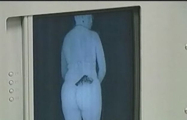  - Desnudo en el aeropuerto