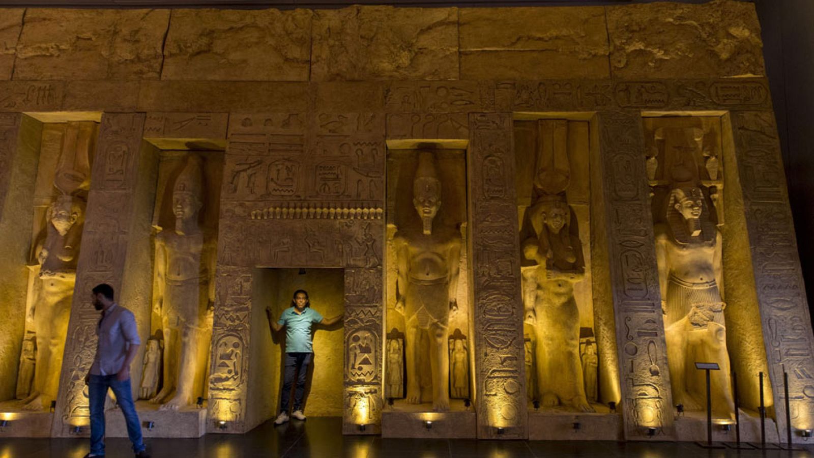 Exhiben réplicas de los templos de Ramsés II en Sevilla