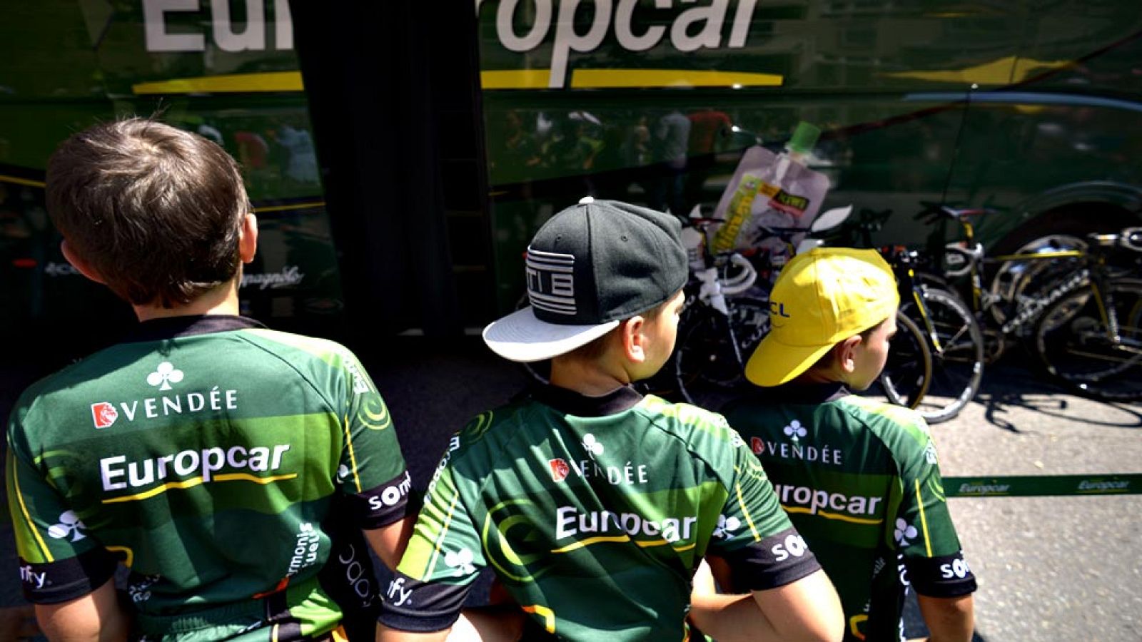 En la Grande Boucle sucede de todo y cada cosa tiene un sonido diferente. Desde al ruido de las tormentas al de las caídas, pasando por el sonido más bonito, el de las victorias.